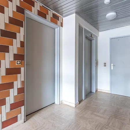 Apartment Centre *