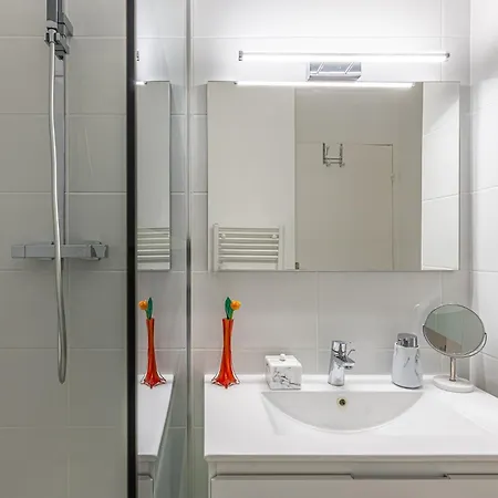 Apartment Centre *